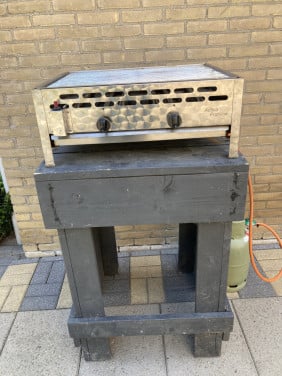 BBQ met onderstel en gasfles