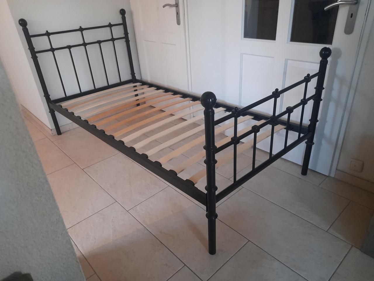 Mooi zwart metalen bed 90 x 200 (in goede nette staat )