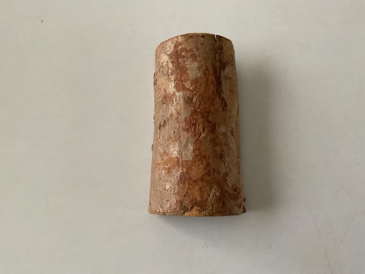 Mooi uitgesneden Afrikaans houtsnijwerkje in Ebbenhout.     Hoogte: 10 cm.