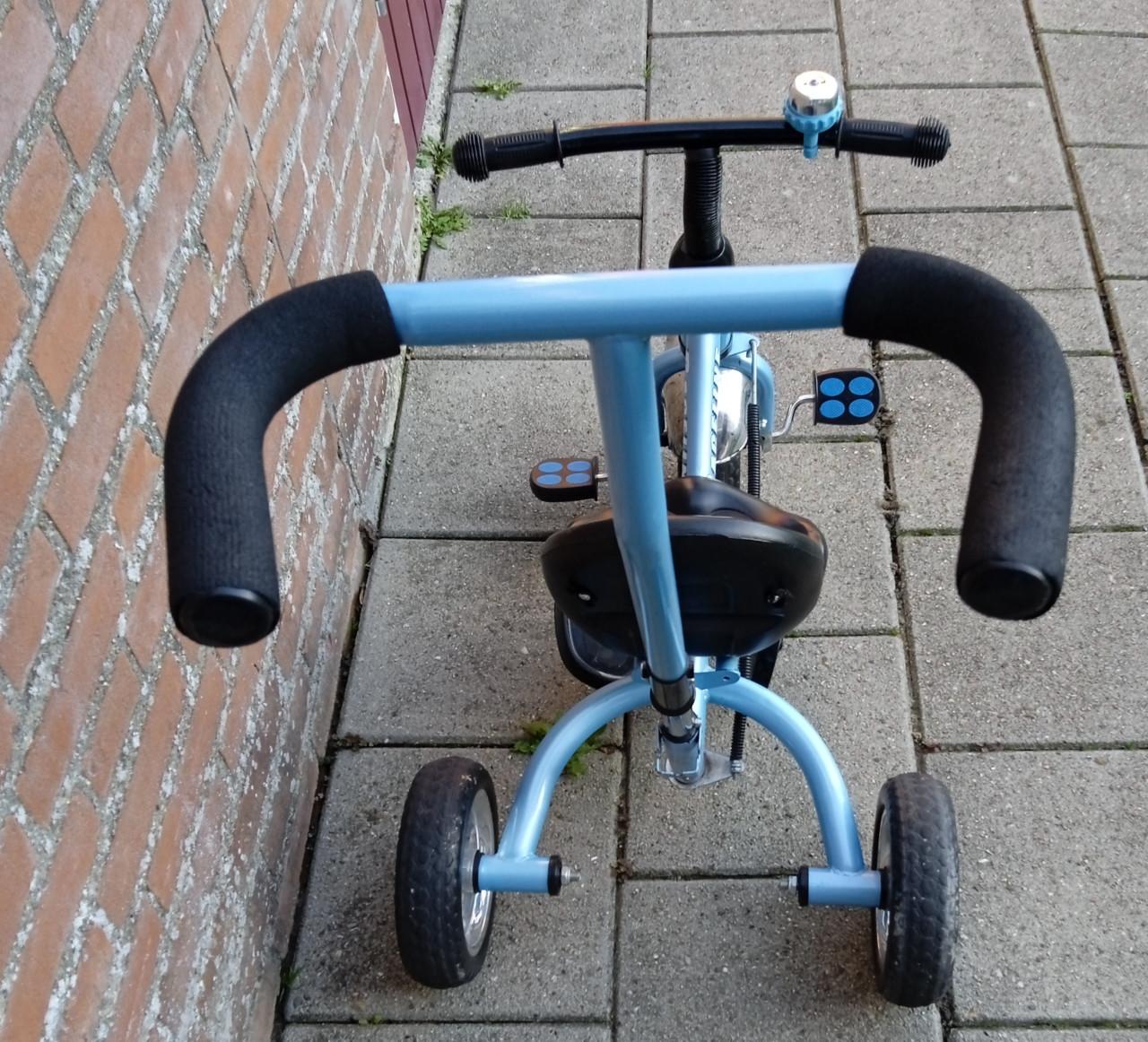 Nog zeer mooie driewieler met trekstang, kleur