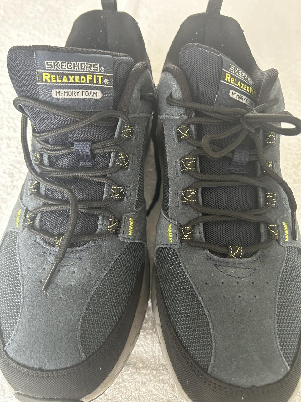 Paar echte sneakers en paar modieuze schoenen