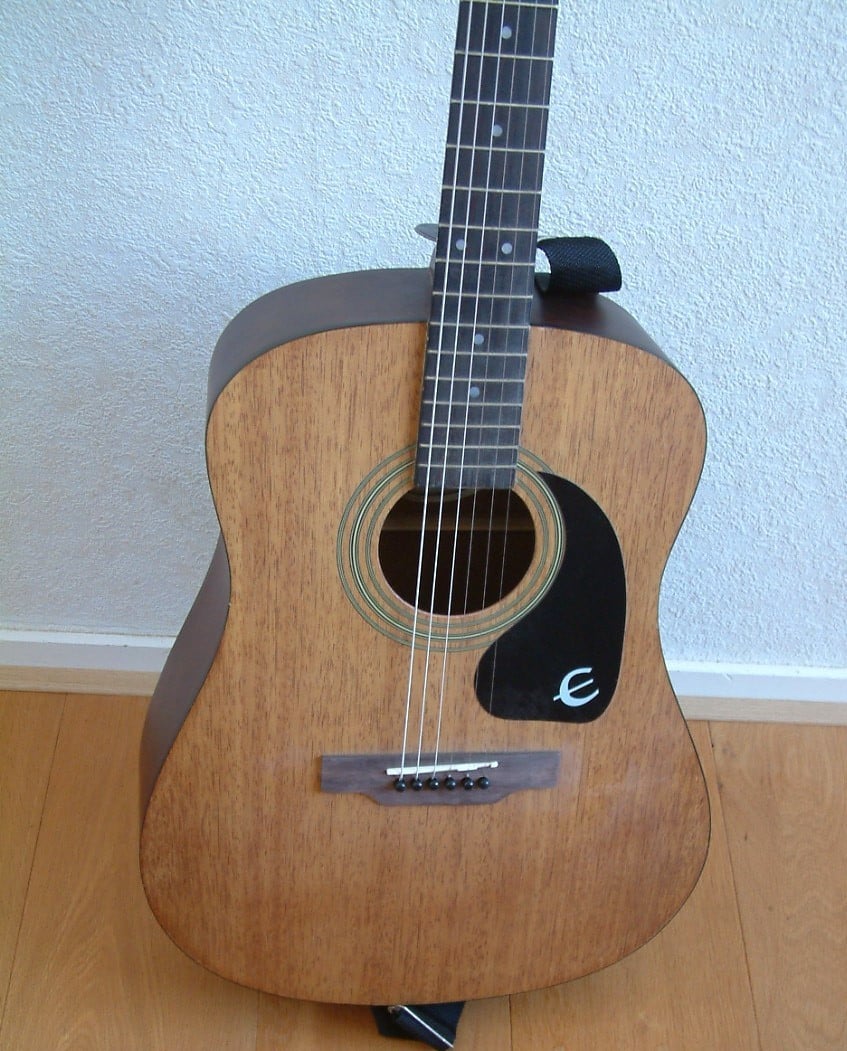 Epiphone  met koffer   ook van Epiphone  zuivere klank en helder