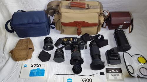 Camera Minolta X700 en een complete set lenzen en toebehoren