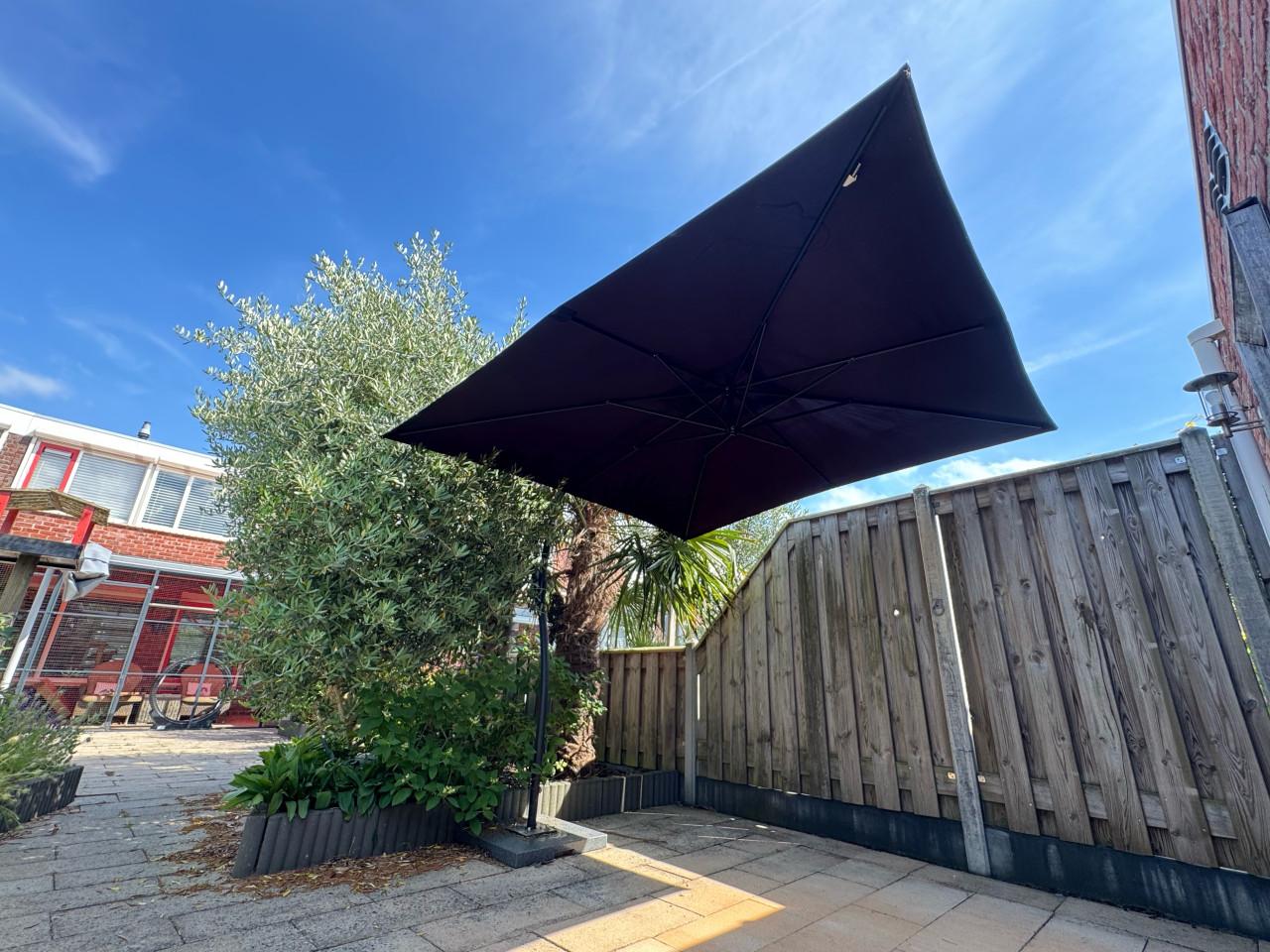 Zwarte Madison zweefparasol met beschermhoes en stevige parasolvoet