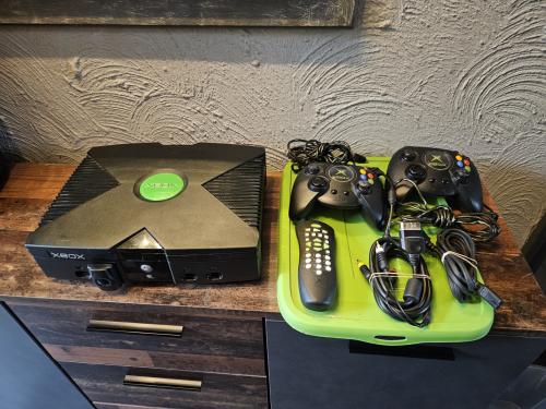 Originele Xbox met 2 controllers en afstandsbediening
