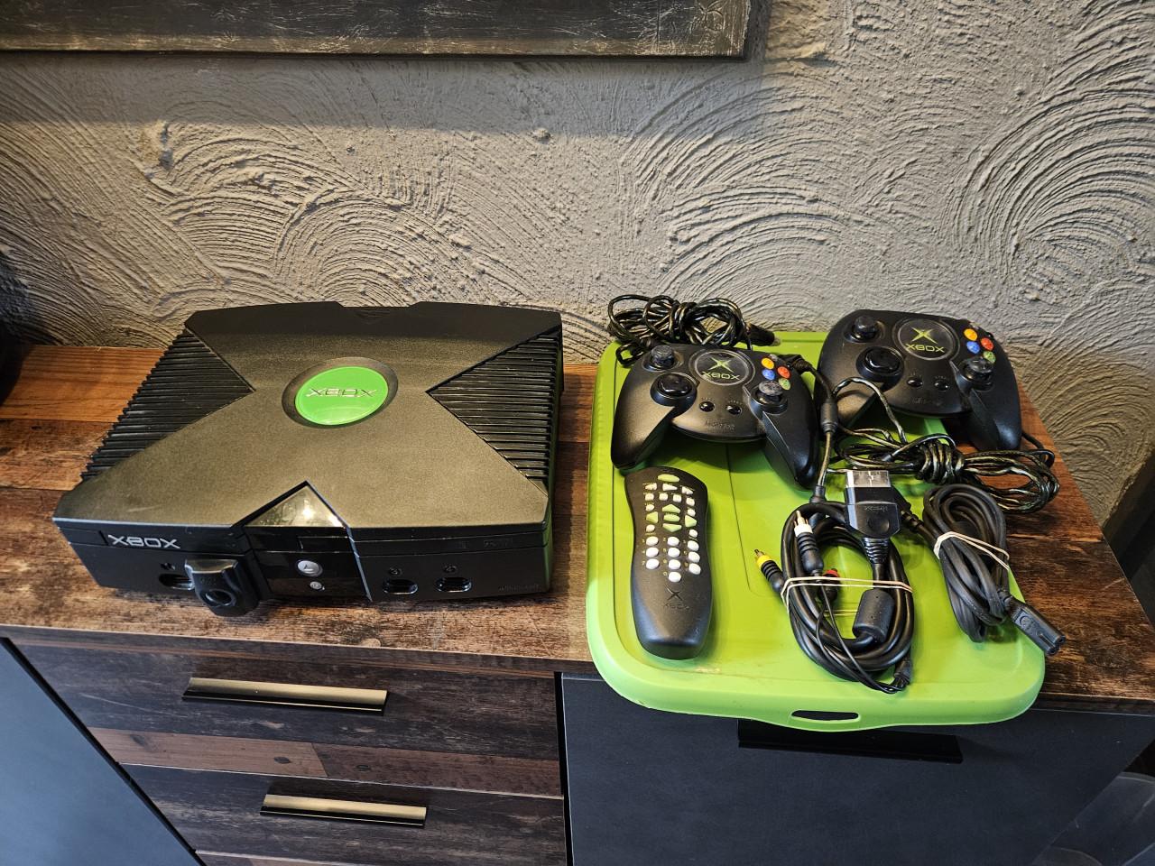 Originele Xbox met 2 controllers en afstandsbediening