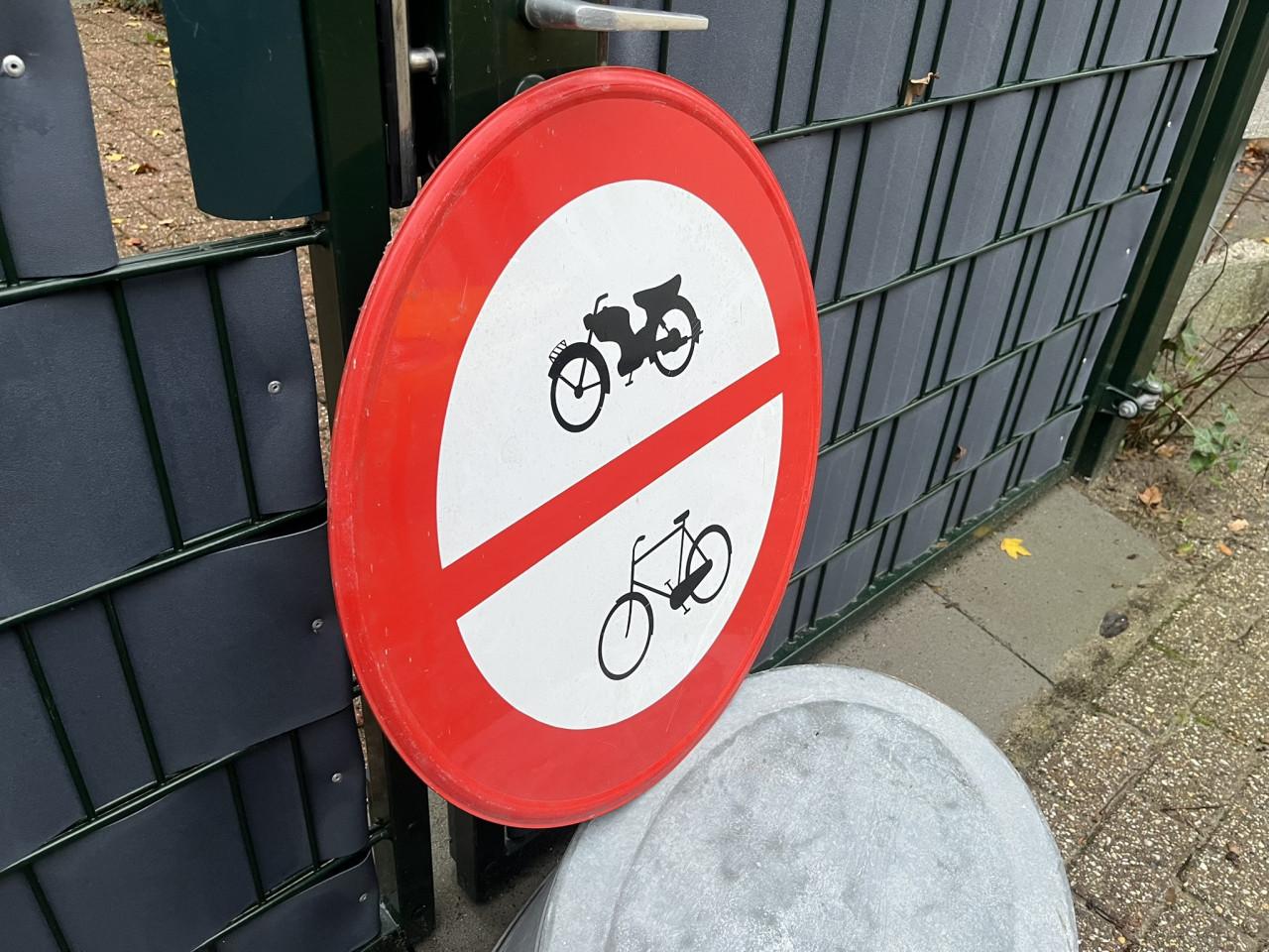 2 Verkeersborden, metaal, antiek