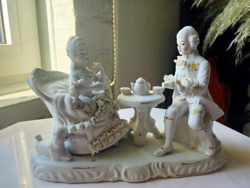 Vintage porseleinen beeldje Rococo koppel aan theetafel met hondje