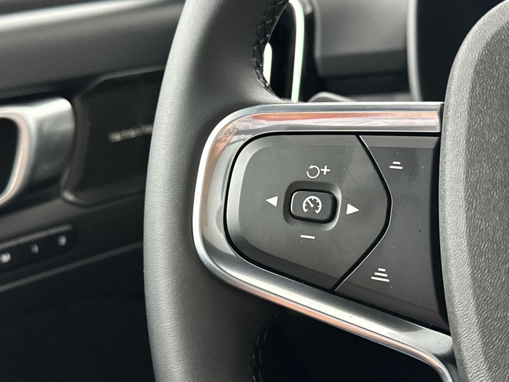 Volvo XC40 b4 197pk plus dark| pano| trekhaak| camera| elek.stoelen