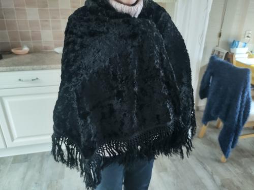 Zeeuwse sjaal of omslagdoek.  Zwart (soort) fluweel. Met franjes.