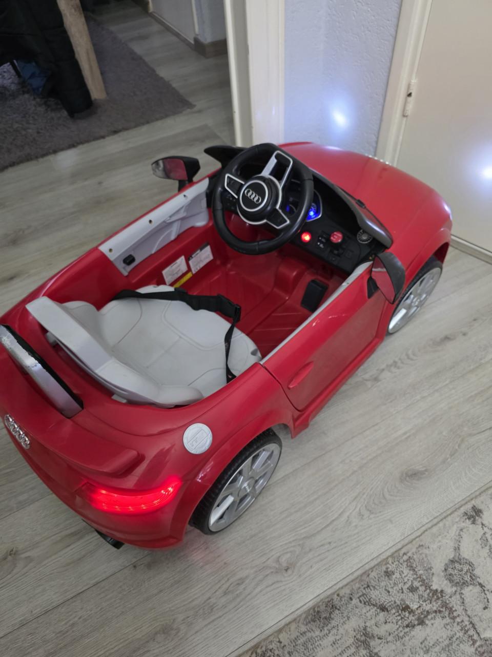 Kinder auto merk AUDI met Nieuw accu en oplader-werkend