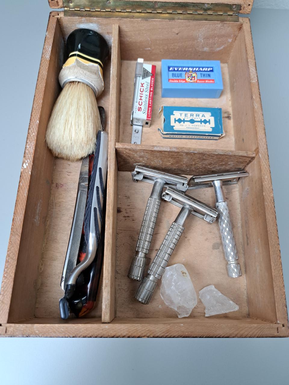Vintage houten scheerdoos met spiegel en vakverdeling compleet.