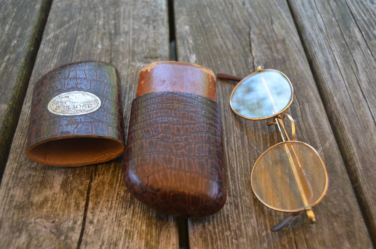 Diverse antieke brilletjes + etuis