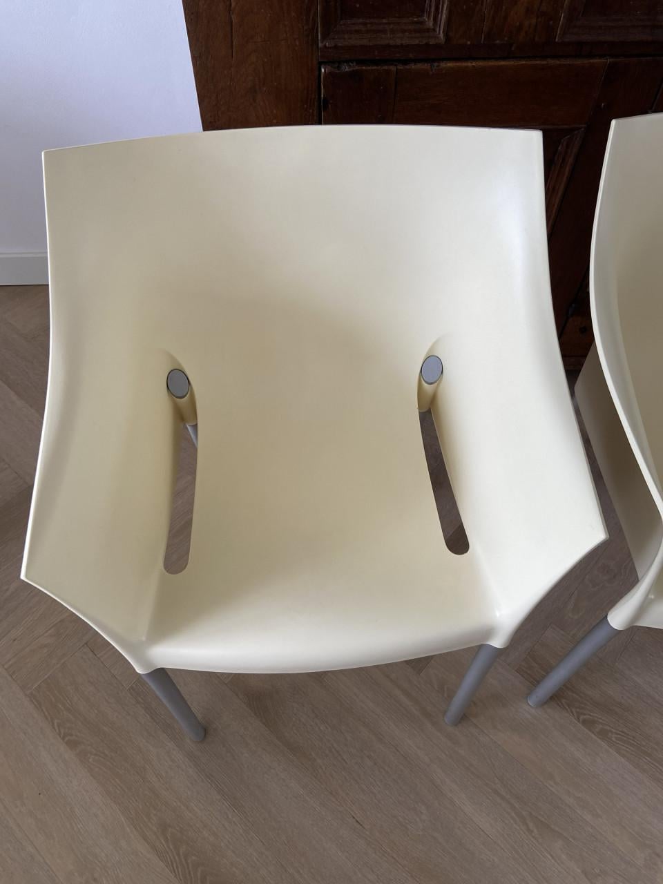 Design kuipstoelen Dr. NO van Philippe Starck, merk:Kartell. (2 stuks).