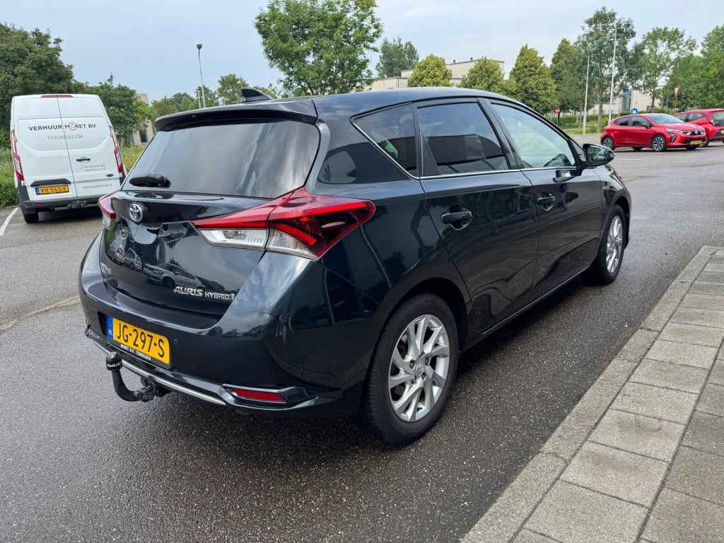 Toyota Auris 1.8 hybrid lease pro