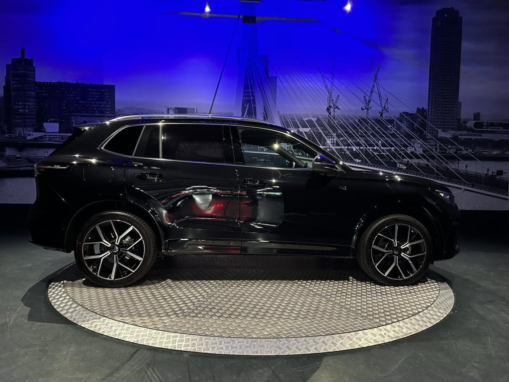 Volkswagen Tiguan 1.5 etsi r-line business *standkachel*pano*trekhaak*harma