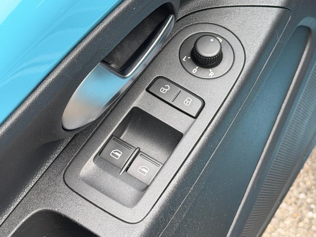 Volkswagen UP! 1.0 5-deurs | cruise | camera | stoelverwarming | lm velgen 