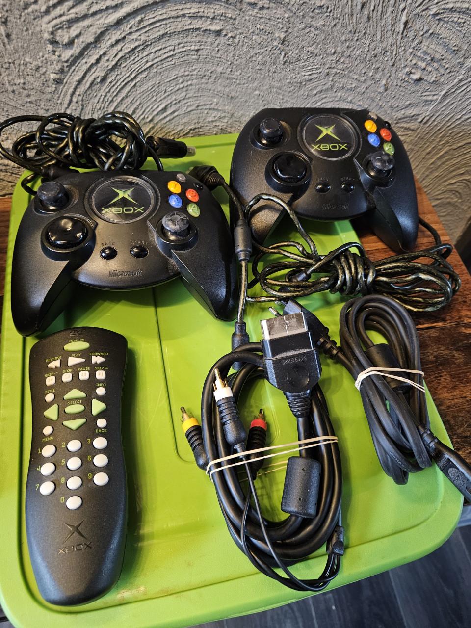 Originele Xbox met 2 controllers en afstandsbediening