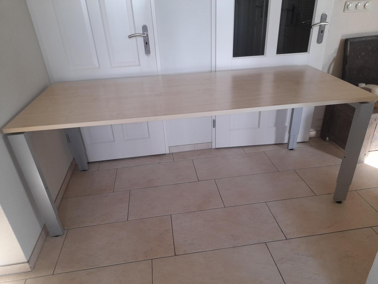 Bureau 80 x 200 (in hoogte verstelbaar van  62/82 cm) in goede staat!