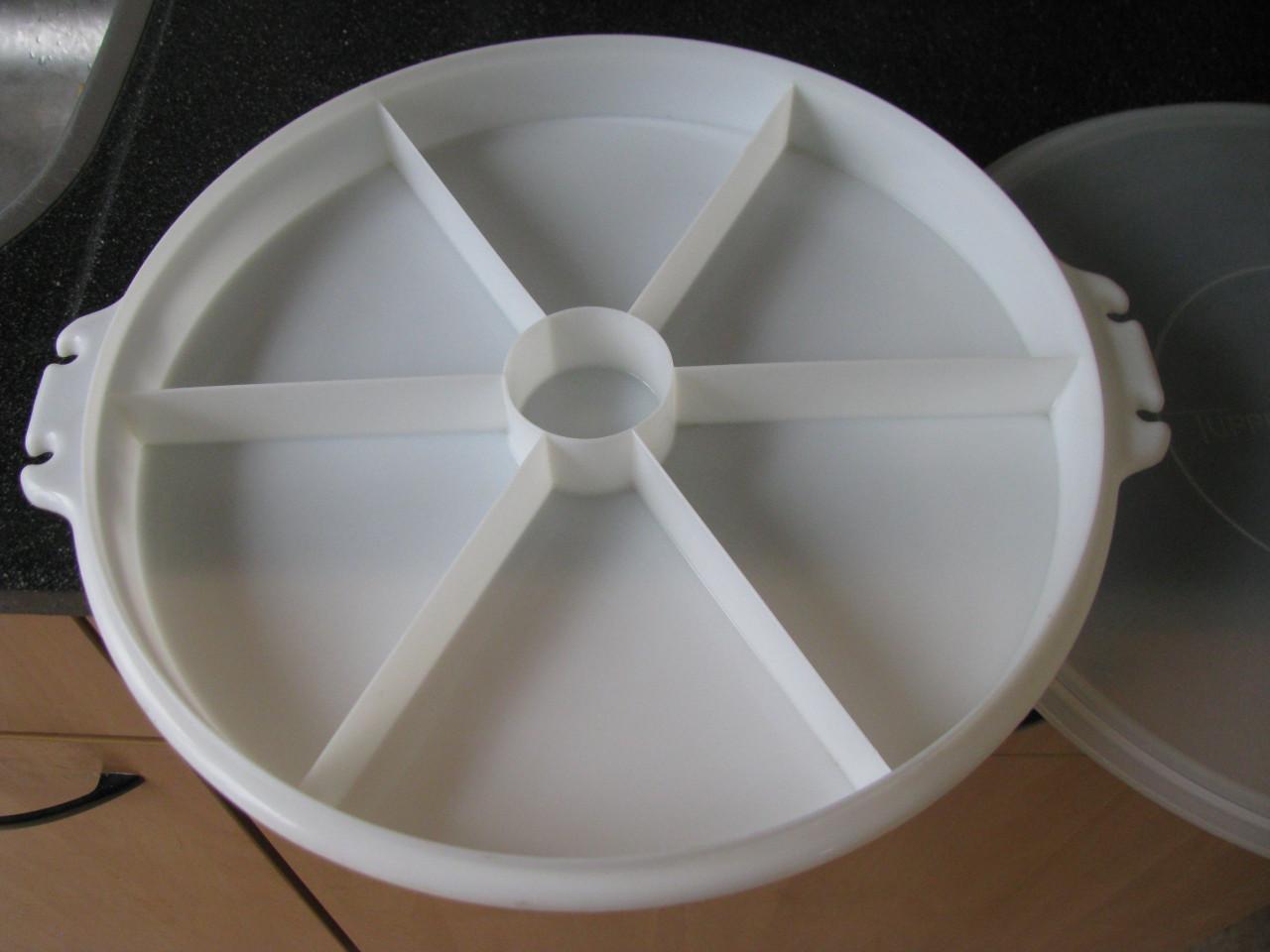 2 Partyschalen van tupperware.