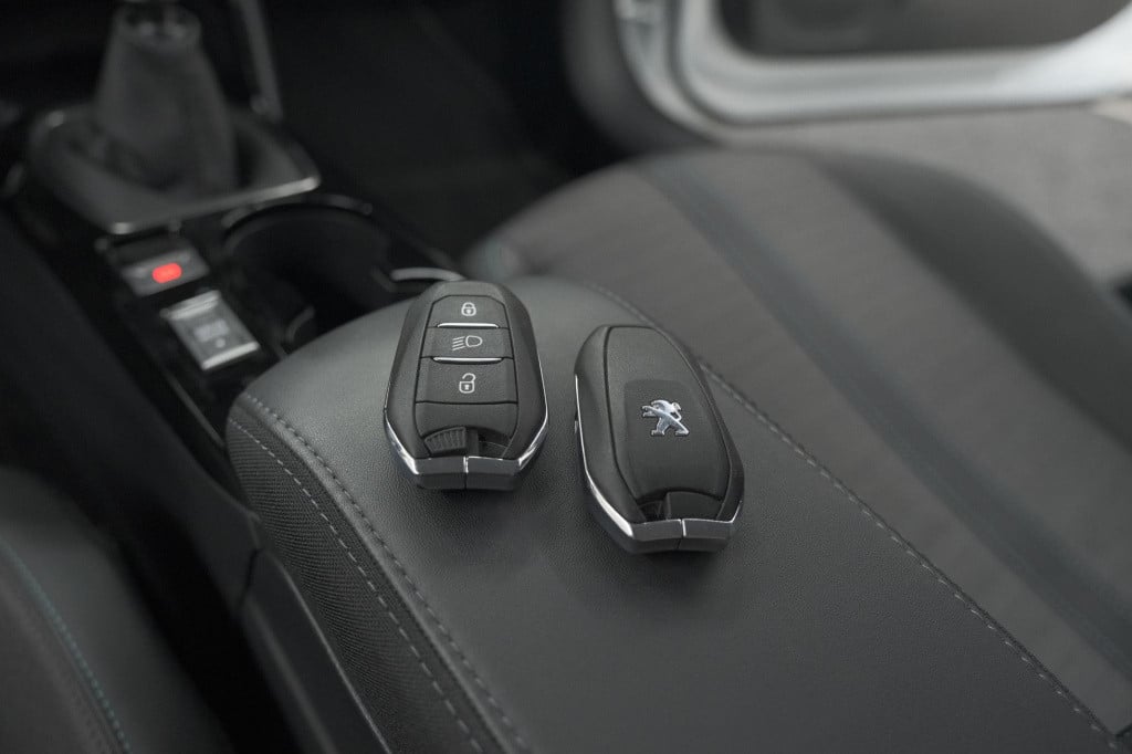 Peugeot 208 puretech 100 allure | adaptieve cruise control | camera | apple