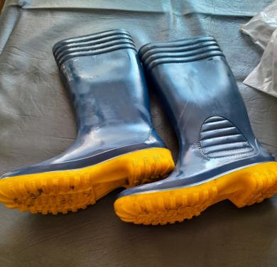 Rubber laarzen maat 36 en 45