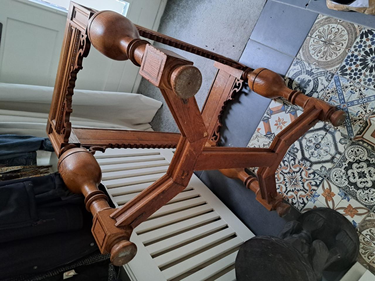Antiek tafeltje met 2 stoelen