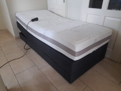 Elektrisch verstelbare Boxspring 90 x 200 (in goede  nette staat )