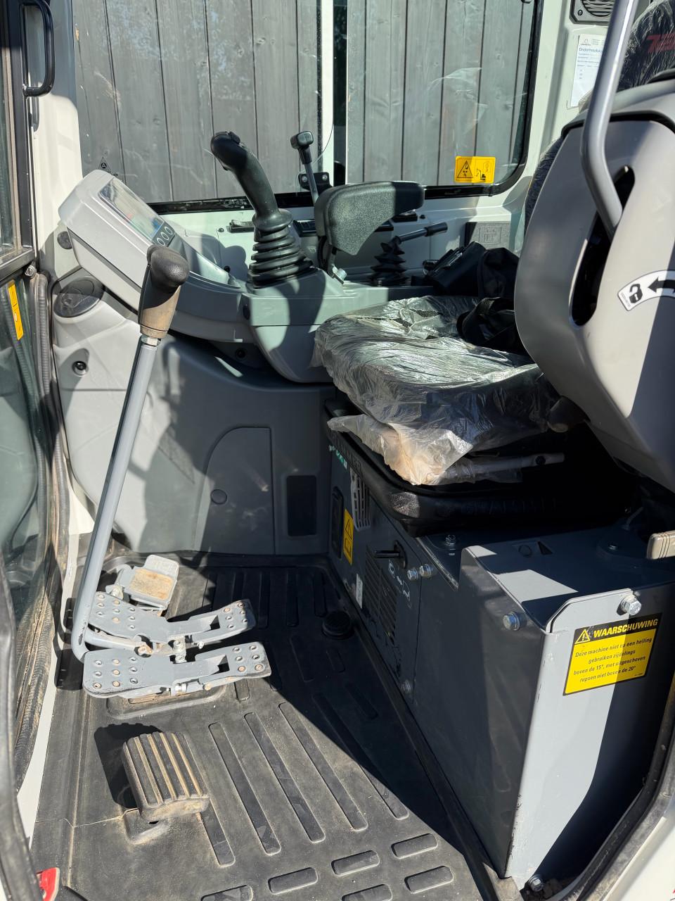 Takeuchi TB225 zo goed als nieuw!!