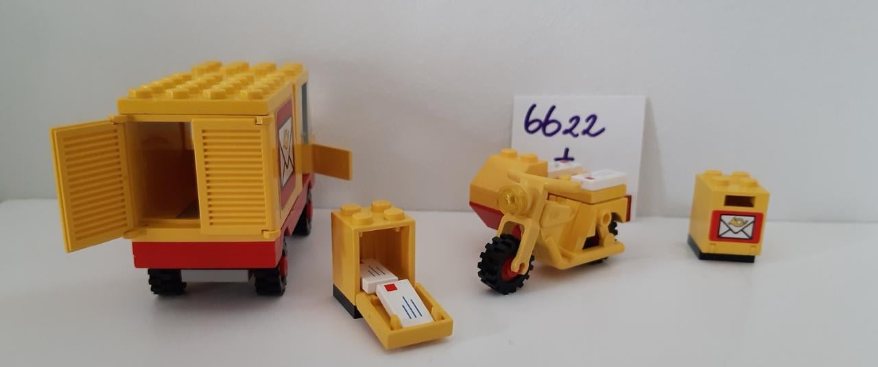 Lego Classic 6622 + 6651: postbode op motorfiets en postbus met chauffeur