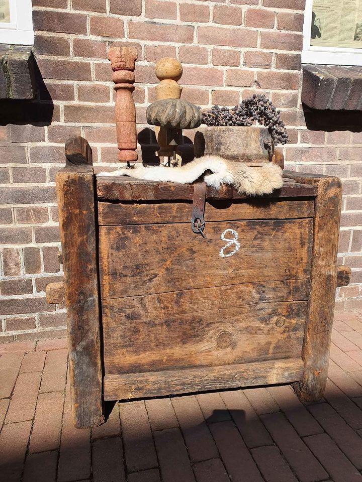 HEEL VEEL DECORATIE, VEEL VAN STOER EN SOBER, KOM GEWOON EENS LANGS