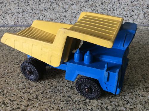 Kiepwagen van rubber. Merk: FAUN.  nr. 1462.