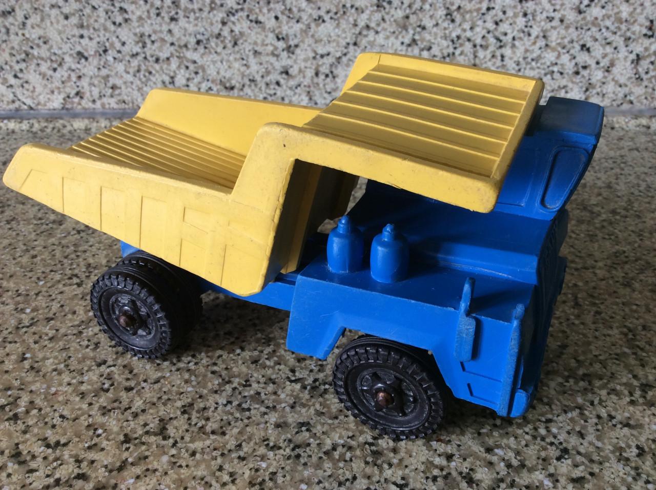 Kiepwagen van rubber. Merk: FAUN.  nr. 1462.