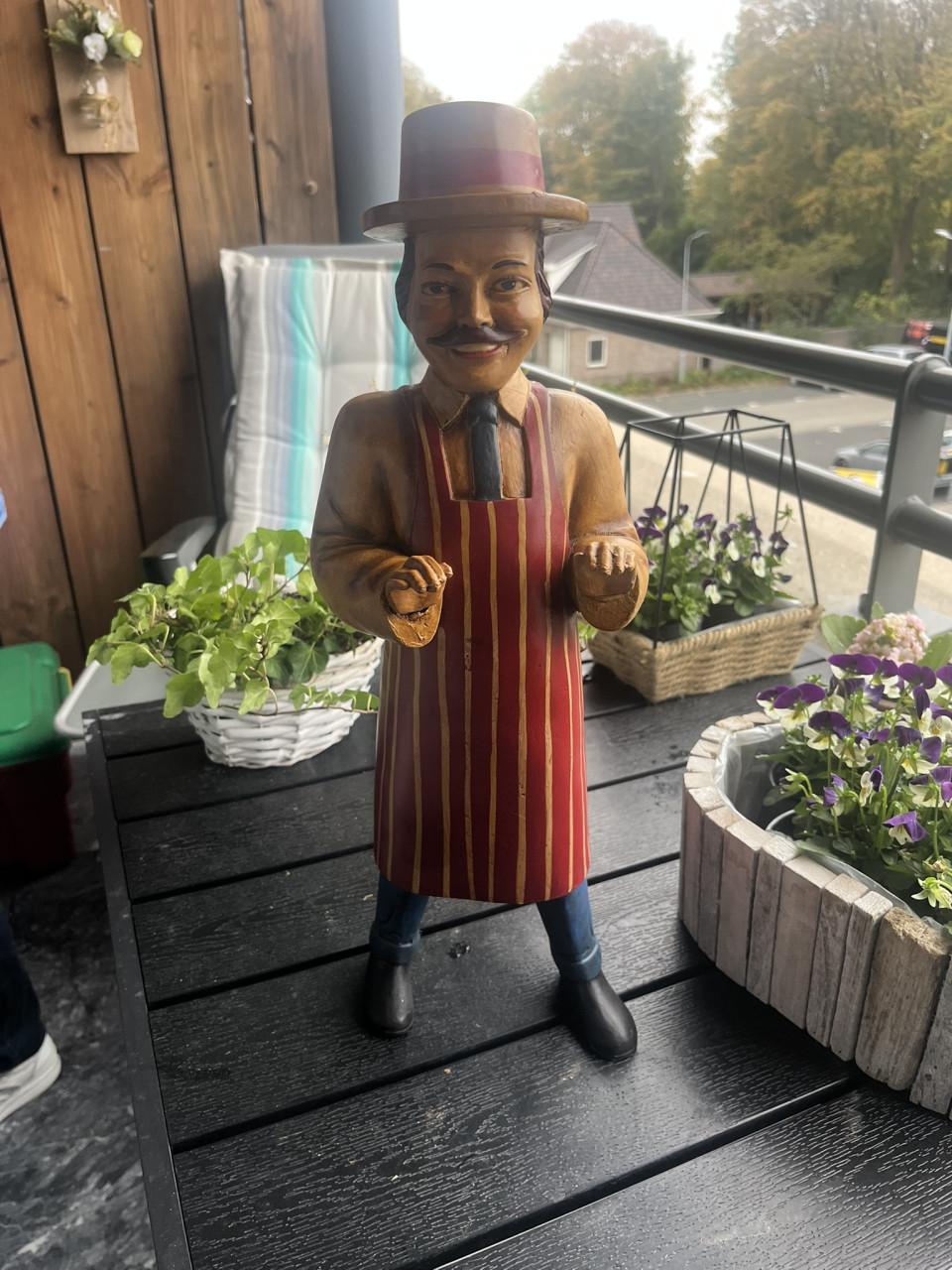 Miniatuur bloemkarretje met pop