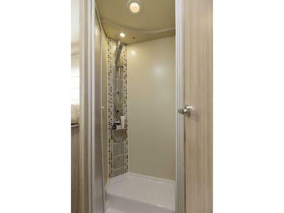 Half-integraal Camper met veel luxe, Elnagh T-loft 530