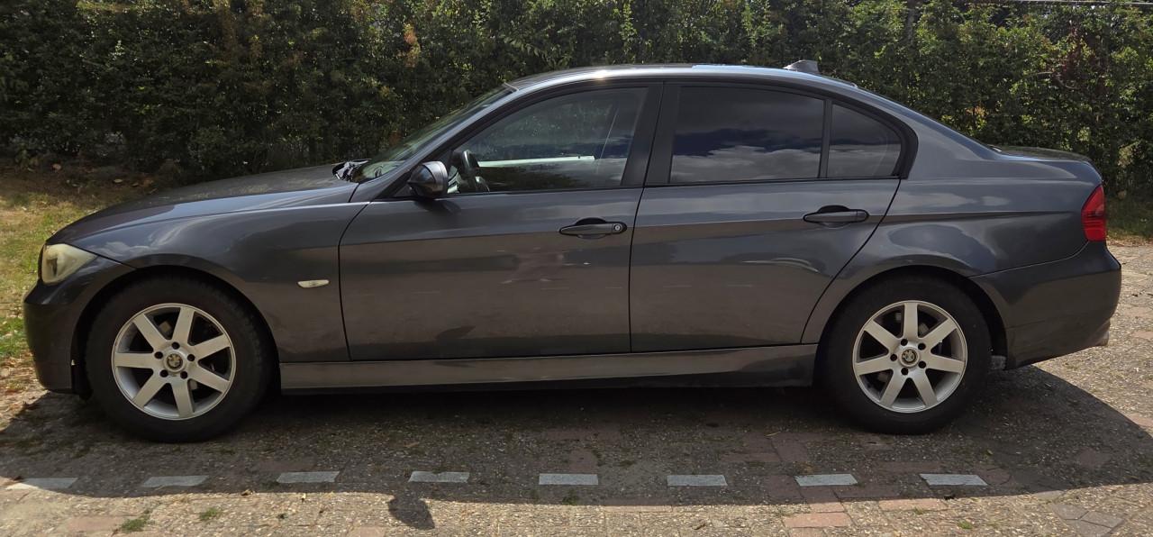 BMW 320i sedan uit 2005 in antracietgrijs.