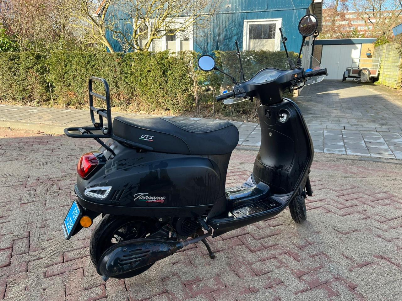 Scooter GTS Toscana Dynamic - blauw kenteken