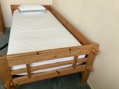 Grenen 1 persoonsbed met auping spiraal