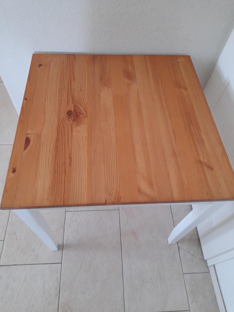 Massief houten tafel 74 x 74 x 75H (in goede nette staat )