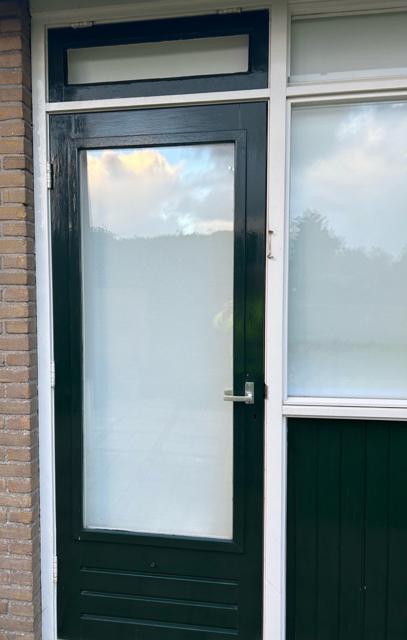 Twee hardhouten deuren met dubbelglas – kleur RAL 6009 dennegroen