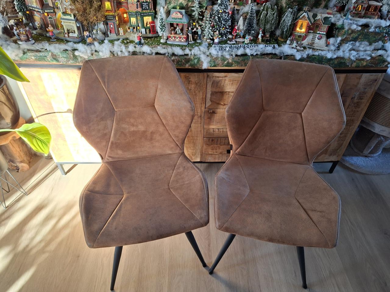 4 Eetkamer stoelen en eetkamertafel bankje