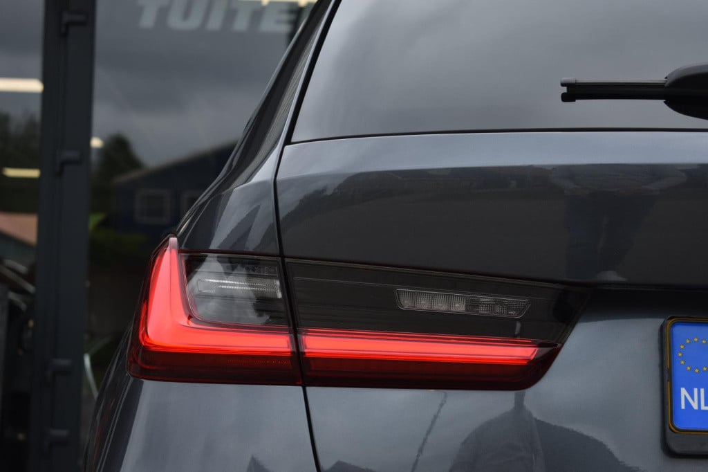BMW 3-serie touring 320e m-sport | shadow-line | el. wegkl. trekhaak | head
