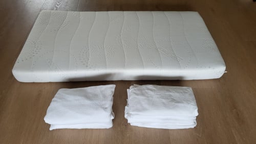 Peuter matras 120 x 60 cm + 2 moltons + 5 hoeslakens