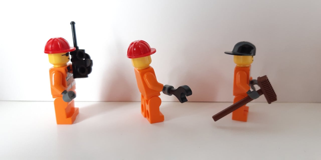 Lego minifiguren: werkman, bouwvakker met gereedschap