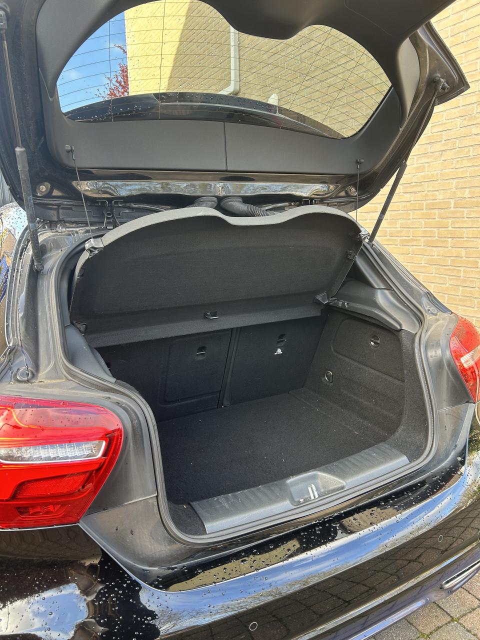 Mercedes-Benz A-Klasse A180 1.6 Blue Efficiency 2017 AMG-line zwart