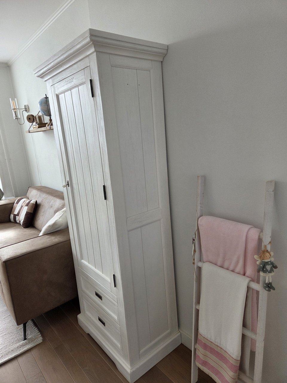 Witte acaziahouten kast (storage kast)