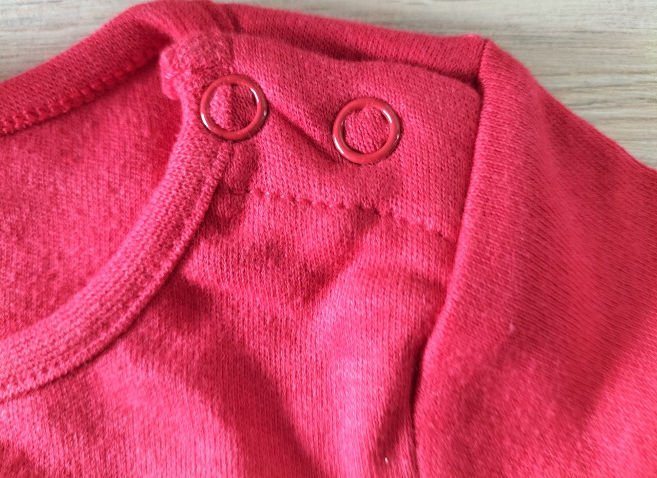 Twee Disney Minnie Mouse shirts zwart en rood maat 62/68