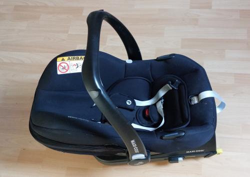Maxi-Cosi CabrioFix i-Size Car Seat + Isofix Base
