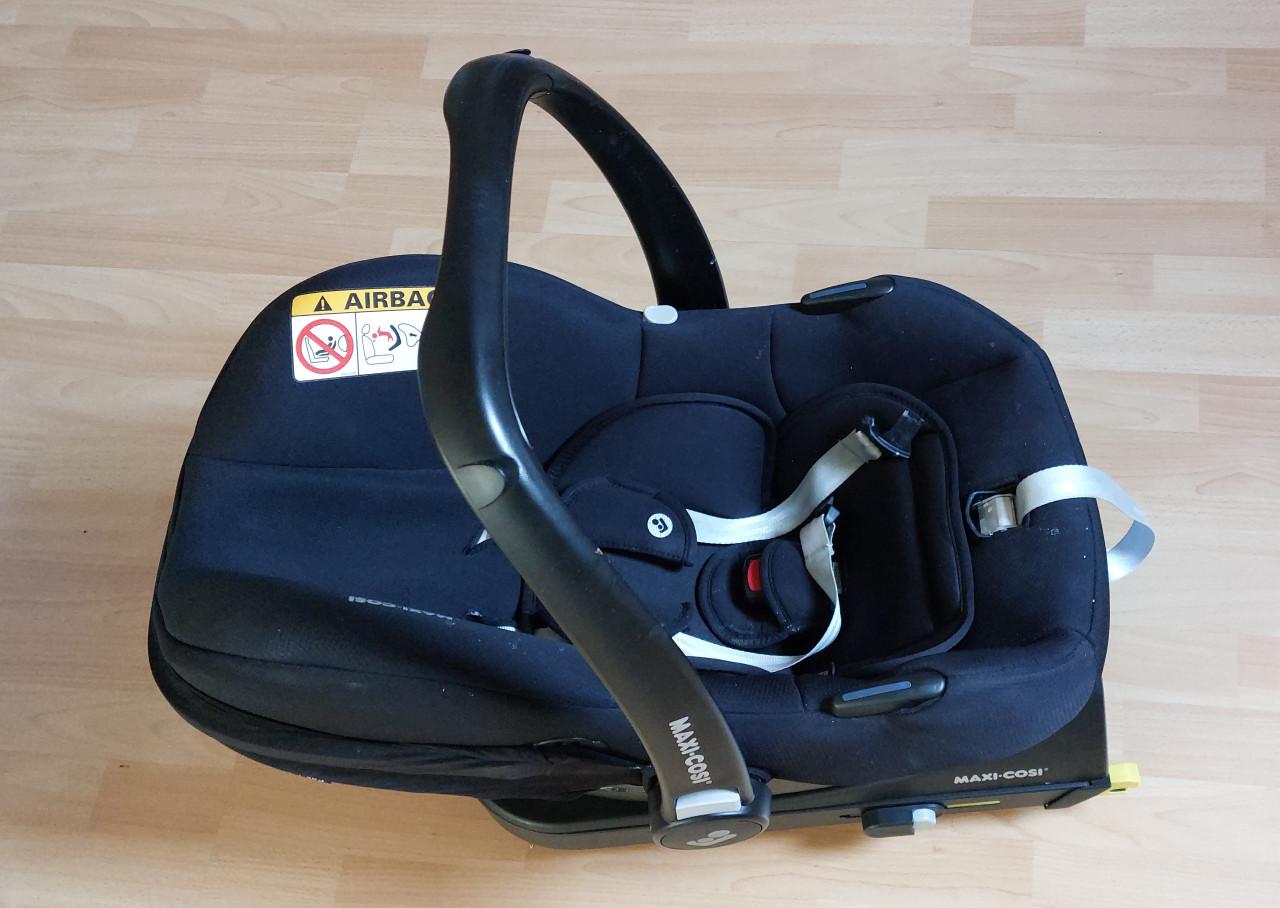 Maxi-Cosi CabrioFix i-Size Car Seat + Isofix Base