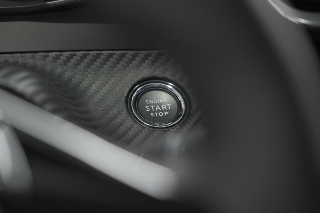 Peugeot 208 puretech 100 allure | camera | navigatie | parkeersensoren | ap